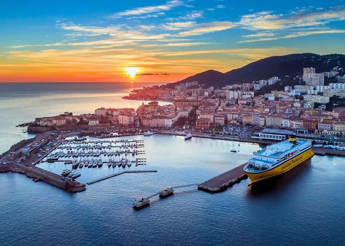 Grand T2 Cours Napoleon A * Ajaccio (Corsica)